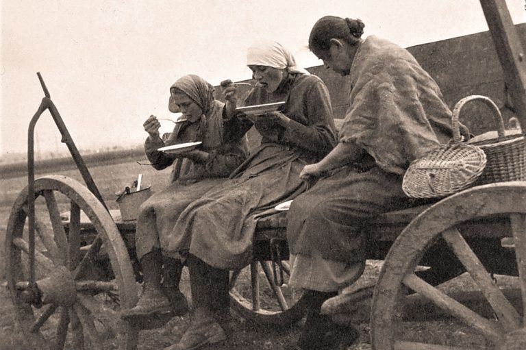 Foto von Mittagessen im Feld bei Lampes um 1938 v. l. Else Neuhaus, Erna+Anna Lampe