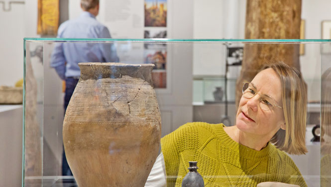 Ausstellung Archäologischer Bereich Vitrine mit Riesenbecher ca. 2800-v-Chr