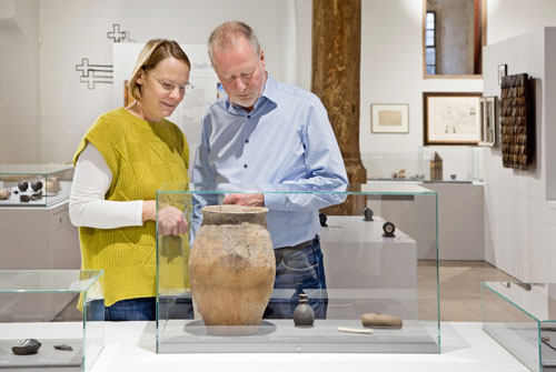 Archäologischer Bereich, im Vordergrund ein Riesenbecher, ca. 2.800 v. Chr.