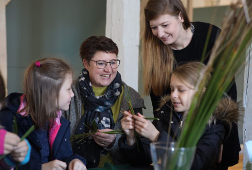 Museums Pädagogik Basteln von Brigida Kreuzen aus Binsen (Foto: Daniel Seeger)