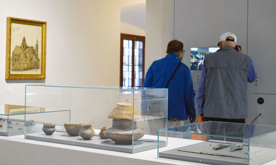 Besucher des Museums Hochzeitshaus an einer Medienstation