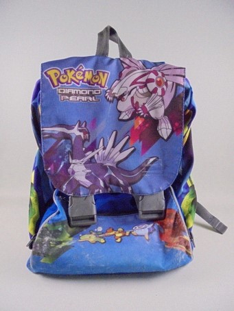 Zu sehen ist das Schlüsselobjekt „Rucksack“. Ein Kinder-Schul-Rucksack in blau mit großen Comics von Pokemon