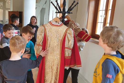 Gruppenbild zum Thema Museumspädagogik aus dem Hochzeitshaus Fritzlar. Die Kinderkarnevalskostüme können wir anprobieren.