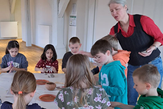 Dr. Anja Eckert mit einer Kindergruppe, die eigene Objekte formt