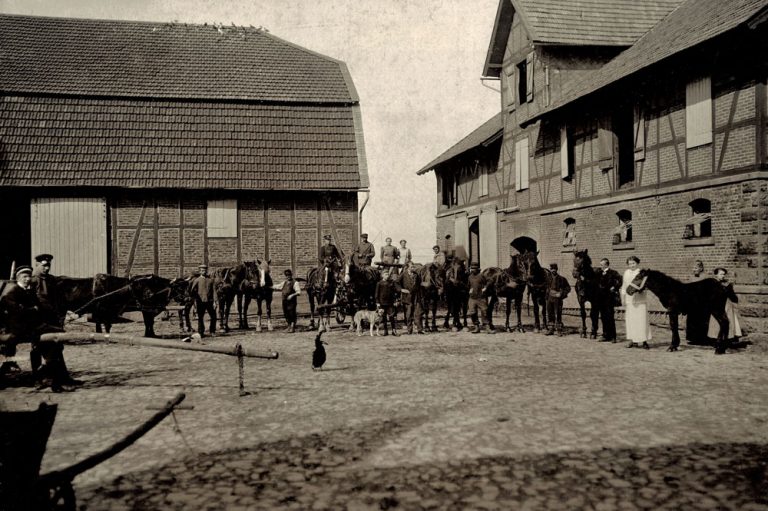 Gruppenfoto mit Pferdegespann, Ochsengespann mit Gespannführer, Mägde, Knechte, Taglöhner und Mitgliedern der Familie vom Gutshof Seibel in Fritzlar aus 1912.
