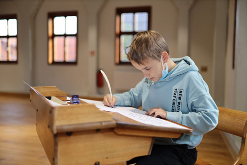 Lernstation: Schreiben mit Tinte und Feder wie früher; Foto: Daniel Seeger