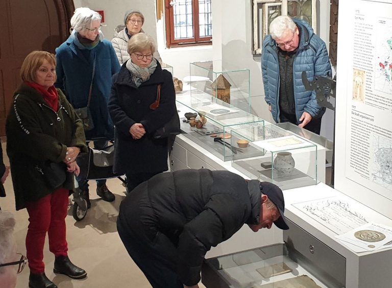Museumsbesucher erkunden die Ausstellung