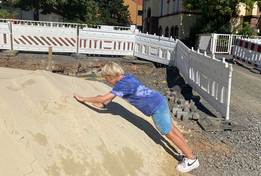 Junge an Sandhaufen auf Fritzlarer Baustelle