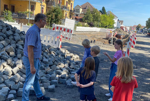 Samstagswerkstatt - Kinder mit Ingenieur Martin Heer aus Fritzlar an der Baustelle