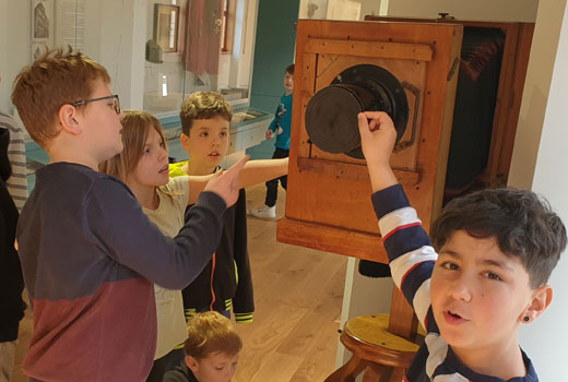 Gruppenbild zum Thema Museumspädagogik aus dem Hochzeitshaus Fritzlar -So einen großen Fotoapparat gibt es nur im Museum