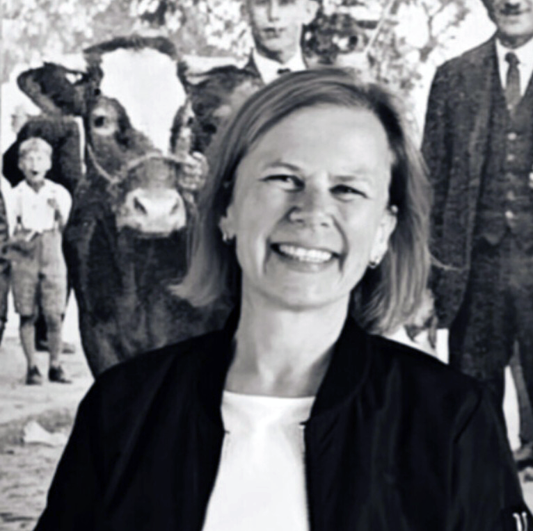 Stefanie-Mnich_Museumsleiterin Fritzlar_vor-historischem-Foto