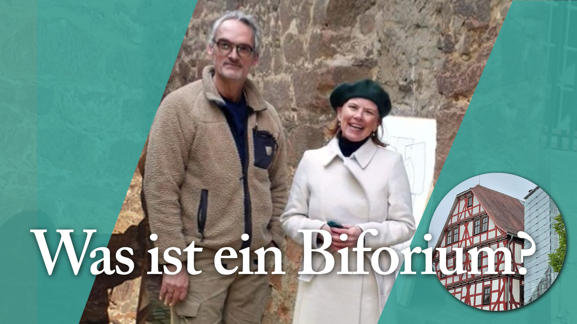 Thumbernail, Zu sehen ist an dem Fritzlarer Hochzeitshaus ein ganz besonderes Steinfenster. Der Steinmetzmeister und Bildhauer Uwe Bächt erklärt hier gerade Stefanie Mnich die außergewöhnliche Gestaltung. 