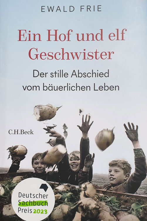Buchcover von Ein Hof und elf Geschwister von Ewald Frie