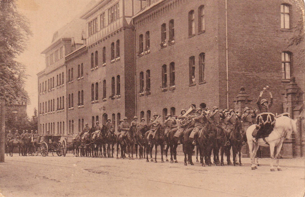 Die Ansichtskarte (Privatbesitz) zeigt den Musikzug der reitenden Artillerie in Paradeaufstellung. Aufgenommen wurde sie um 1925.